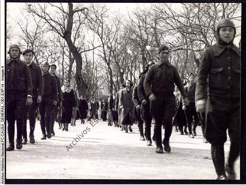 Columnas de combatientes y población civil durante los primeros meses de la Guerra Civil.
