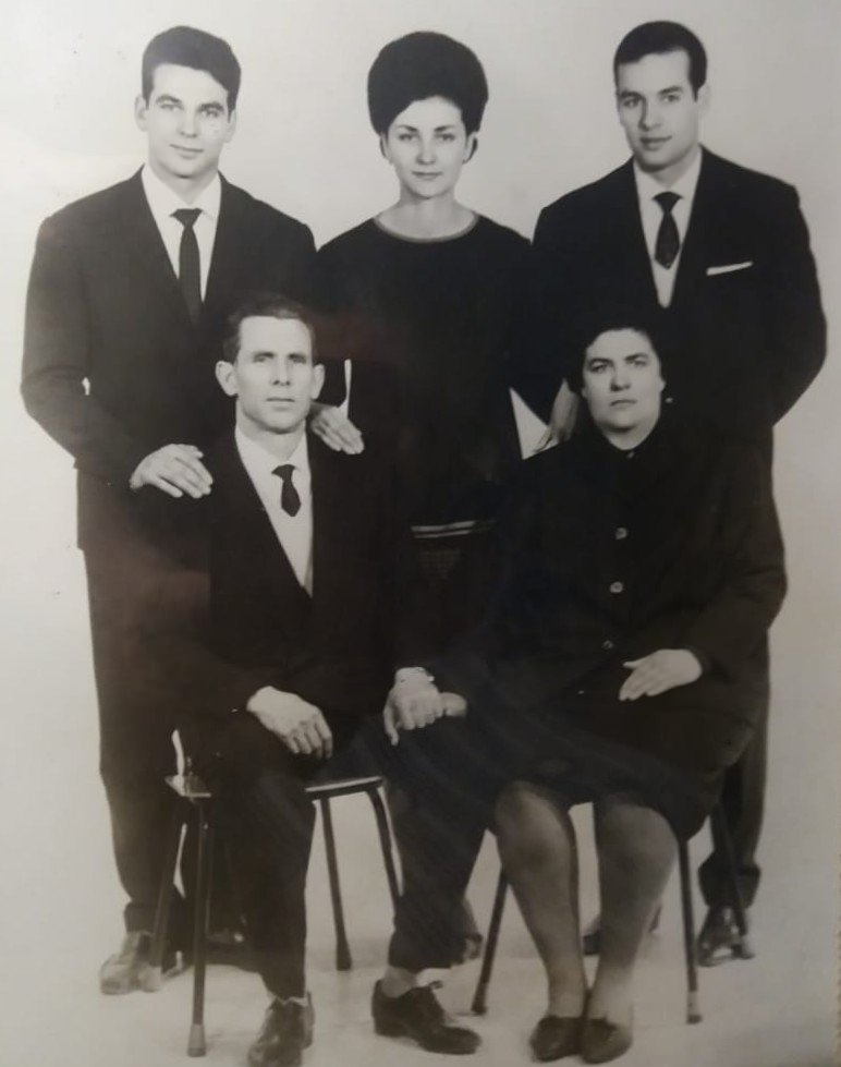 Imagen provisional de los hijos de Juan y María. Sustituir por fotografía real.
